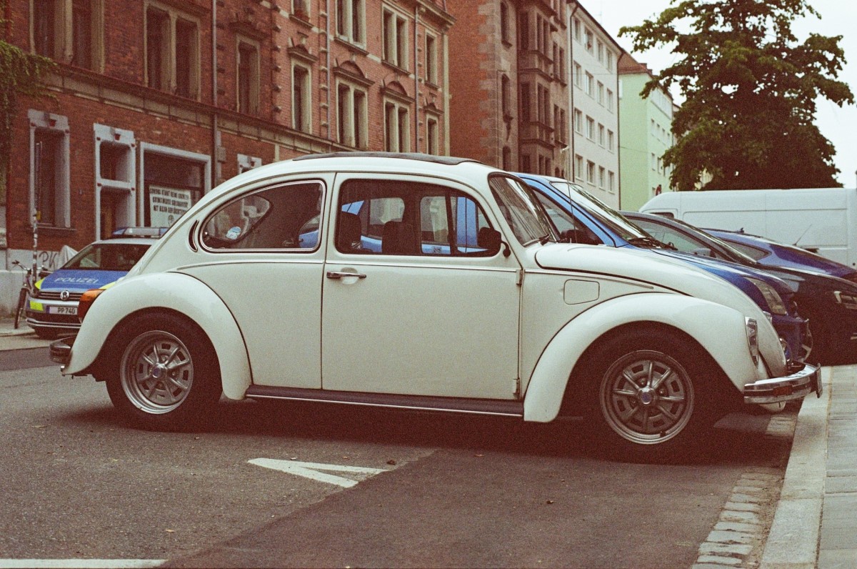 1200x796px image of a white beetle car, Size 323.51kb