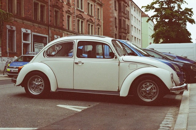 640x425px image of a white beetle car, Size 60.67kb